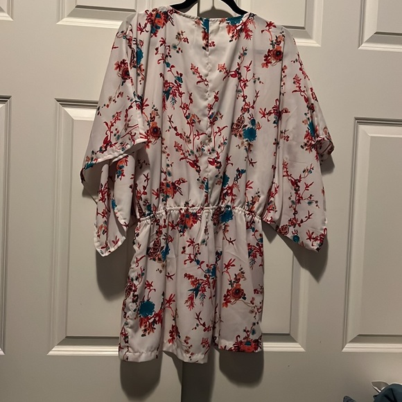 White pattern romper - Picture 3 of 5